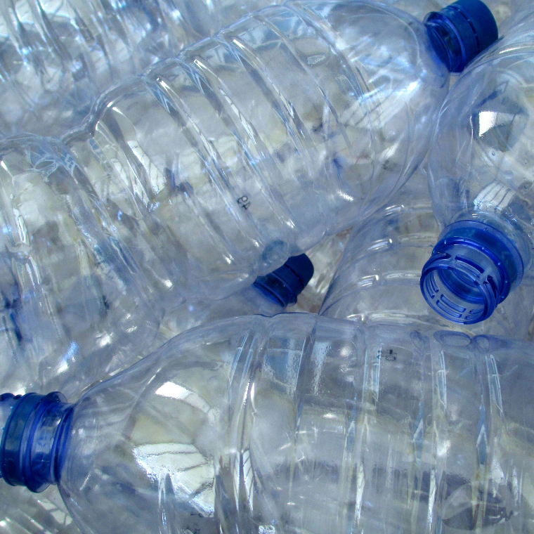 Photo de plusieurs bouteilles d'eau